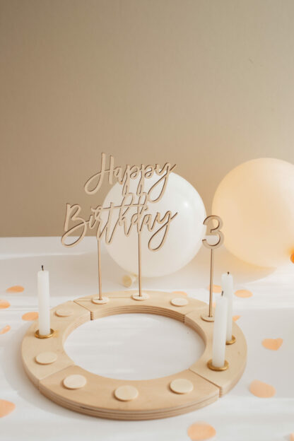 Zum dritten Geburtstag dekorierter Geburtstagskranz aus Holz.