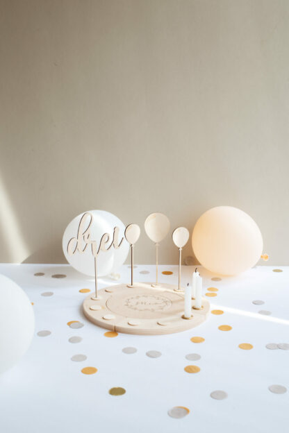 Zum dritten Geburtstag mit Luftballons und Kerzen dekorierter Geburtstagskranz.