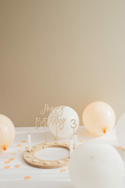 Luftballons, Konfetti und ein dekorierter Geburtstagskranz.