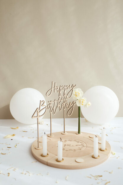 Ein Happy Birthday Stecker in einem Geburtstagskranz für ein Mädchen dekoriert.