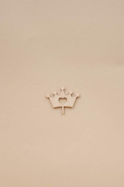 Auf diesem Bild sieht man eine Krone als Stecker für den Geburtstagskranz.