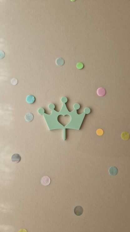 Auf diesem Bild sieht man eine Krone in grün als Stecker für den Geburtstagskranz.