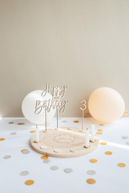 Auf diesem Bild sieht man einen Geburtstagskranz zum dritten Geburtstag mit Kerzen dekoriert.