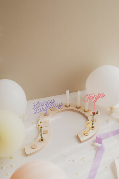 Auf diesem Bild sieht man einen bunten Geburtstagskranz für ein Mädchen zum dritten Geburtstag.