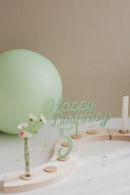Auf diesem Bild sieht man einen bunten Geburtstagskranz in grün zum fünften Geburtstag.