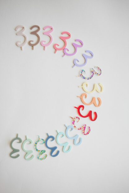Bunte Zahlenstecker für den Geburtstagskranz.