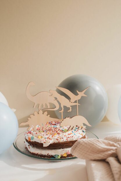 Kuchen zum Dinogeburtstag mit Dino Cake Toperen dekoriert.