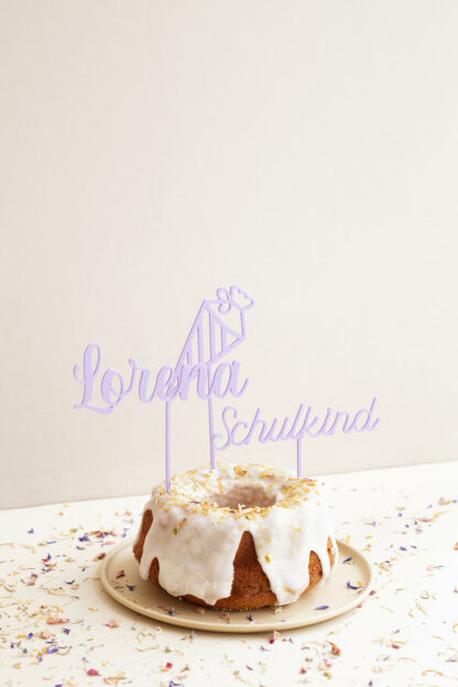 Lila Acryl Cake Topper sind in einem Kuchen dekoriert.