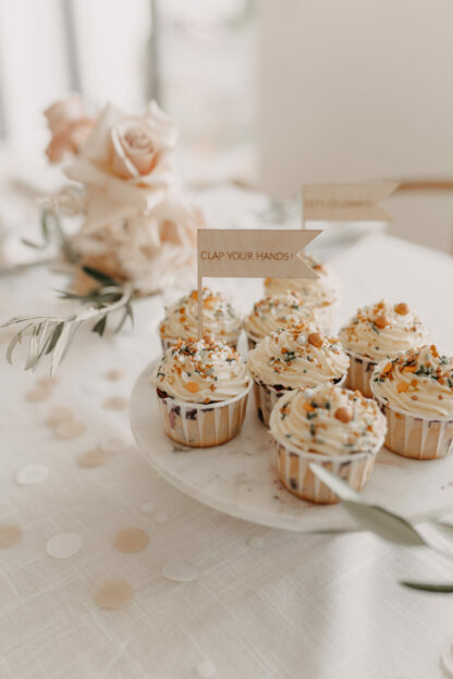 Cupcakes dekoriert mit Cake Topper aus Holz.