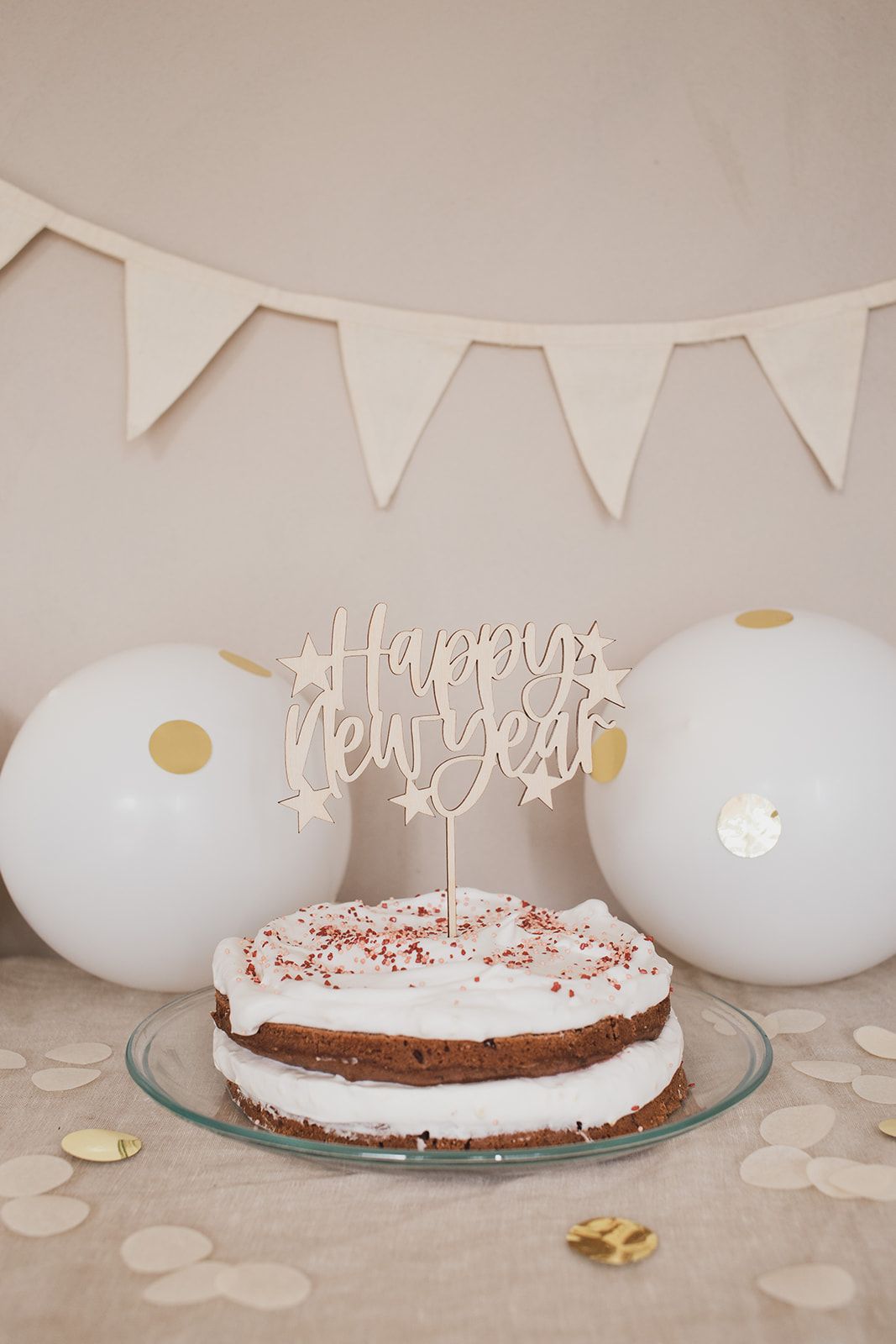 Happy New Year Cake Topper mit Sternen im Kuchen.