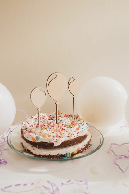 Auf diesem Bild sieht man Luftballon Cake Topper aus Holz.