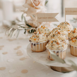 Muffins mit Cake Topper und Streuseln dekoriert.