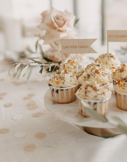 Muffins mit Cake Topper und Streuseln dekoriert.