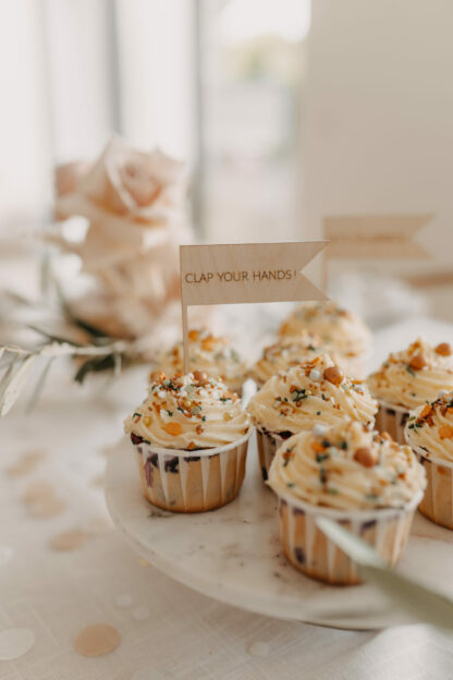 Cake Topper mit Spruch in einem Cupcake.