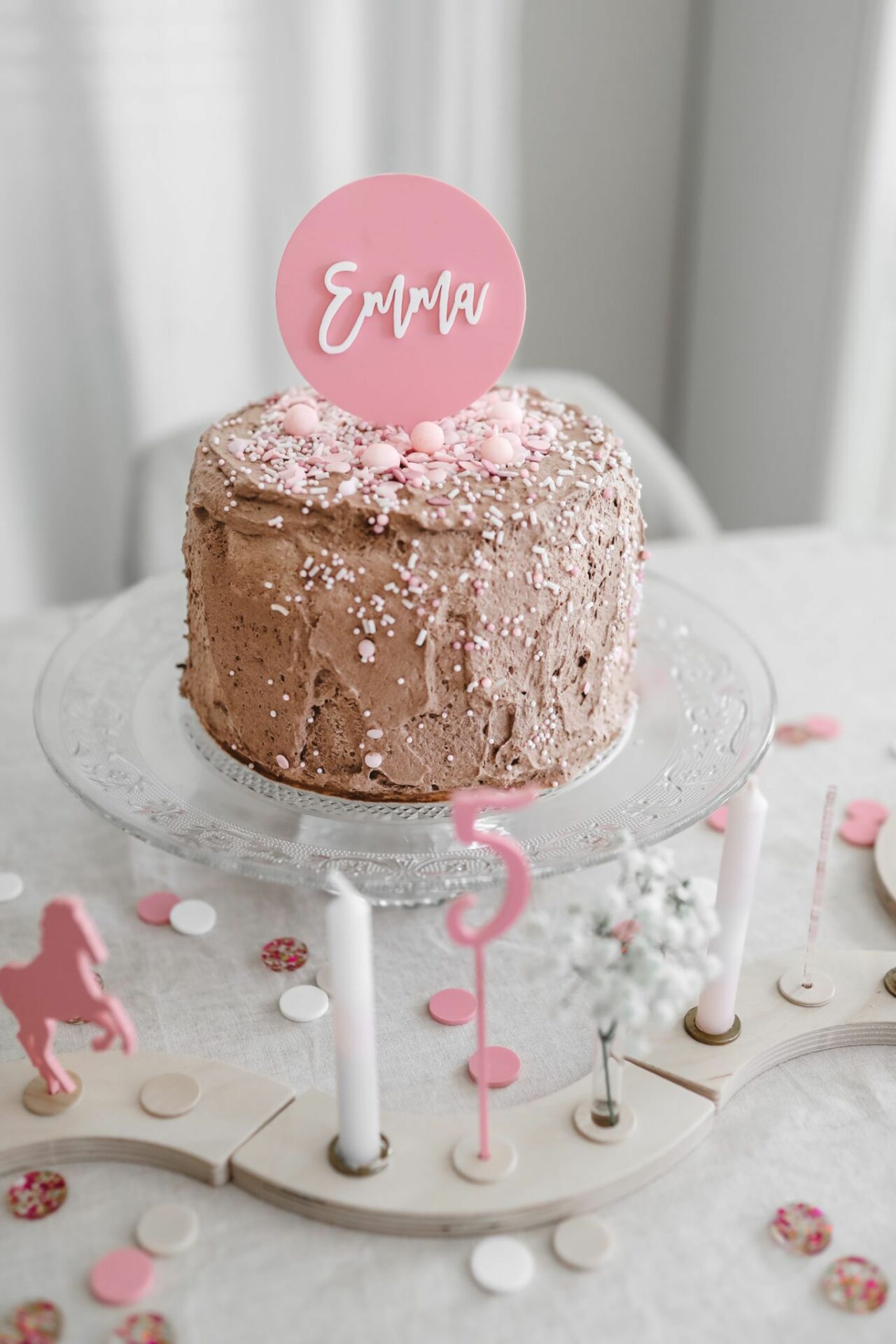Personalisierter rosa Cake Topper mit Namen für die Geburtstagstorte.