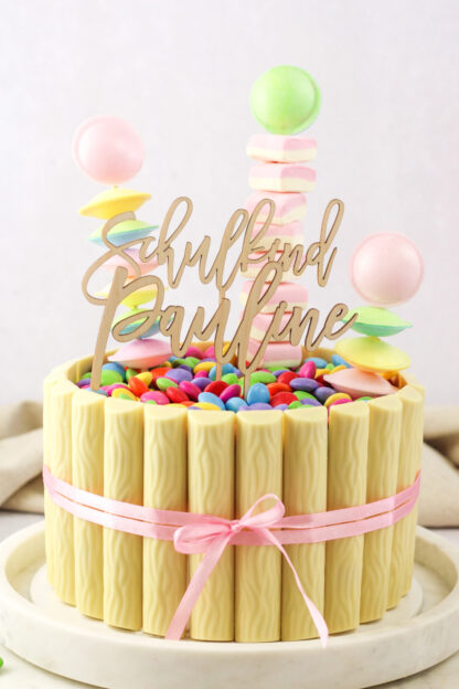 Auf diesem Bild sieht man einen Schulkind Cake Toper in einer Duplo und Smarties Torte.