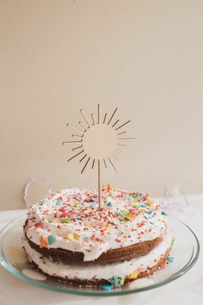Cake Topper in Form einer Sonne für den Geburtstagskuchen.