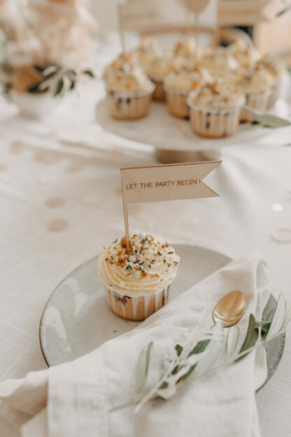 Cupcake mit einem Cake Topper aus Holz.