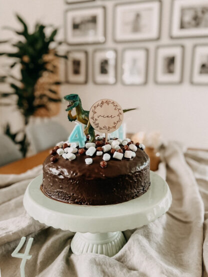 Auf diesem Bild sieht man eine Torte zum vierten Geburtstag.