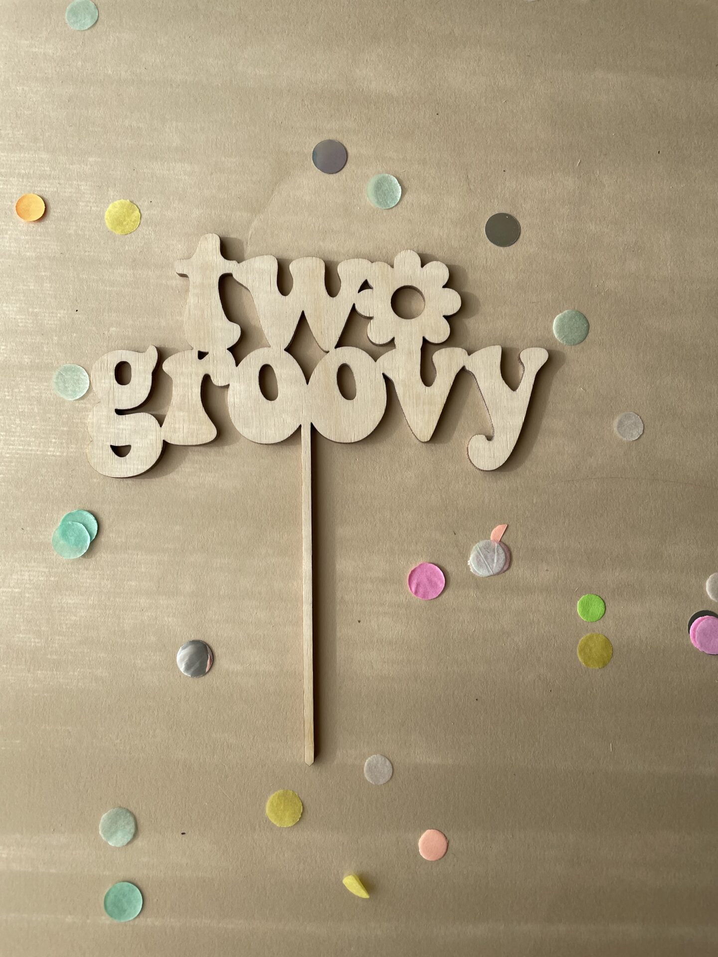 Auf diesem Bild sieht man einen Two Groovy Cake Topper.