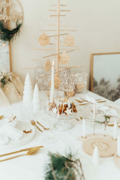 Auf diesem Bild sieht man einen Kuchen mit einem Advent Advent Cake Topper.