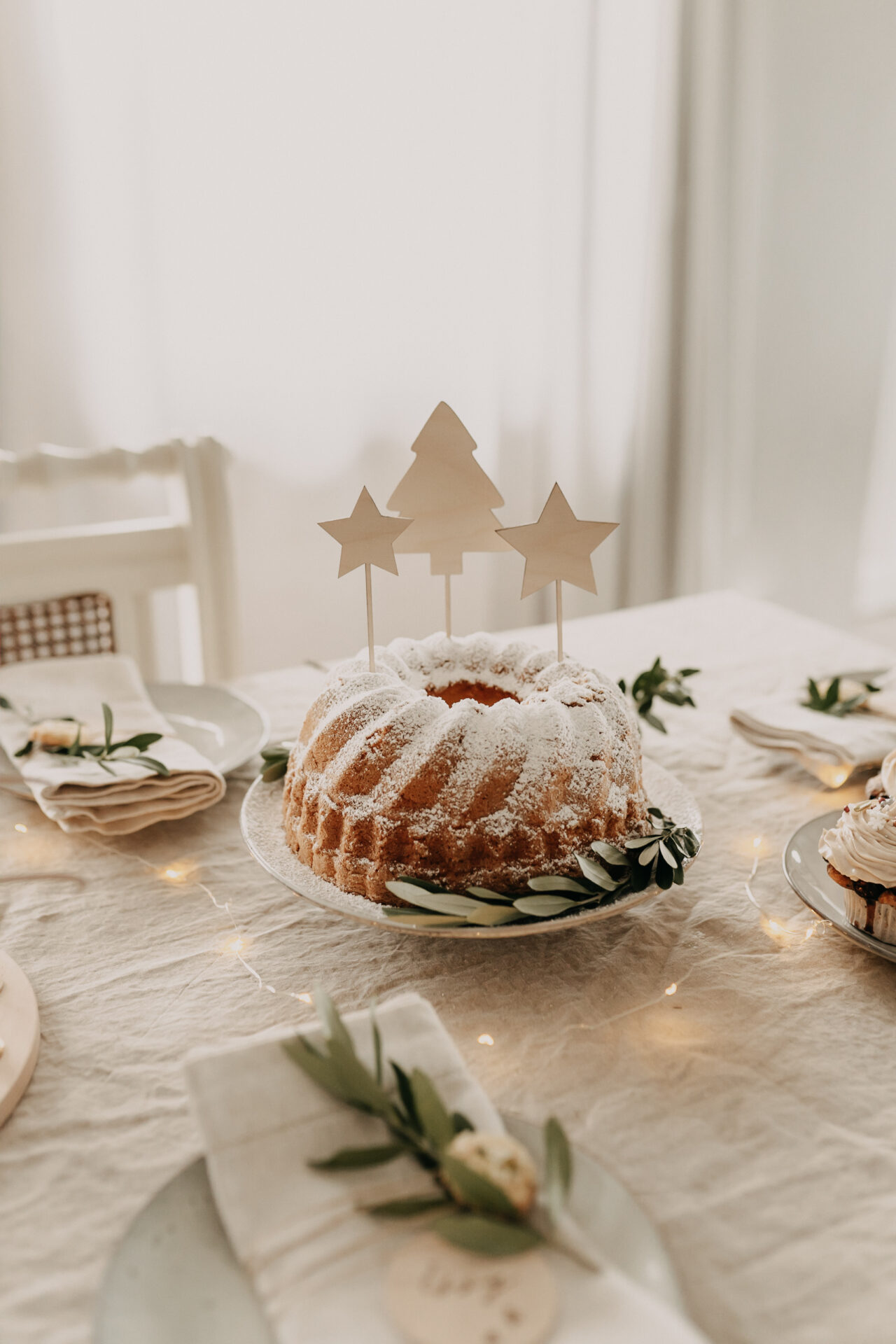 Auf diesem Bild sieht man einen Kuchen mit weihnachtlichen Cake Toppern.