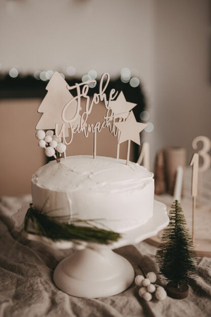 Auf diesem Bild sieht man einen Kuchen mit einem Frohe Weihnachten Cake Topper.