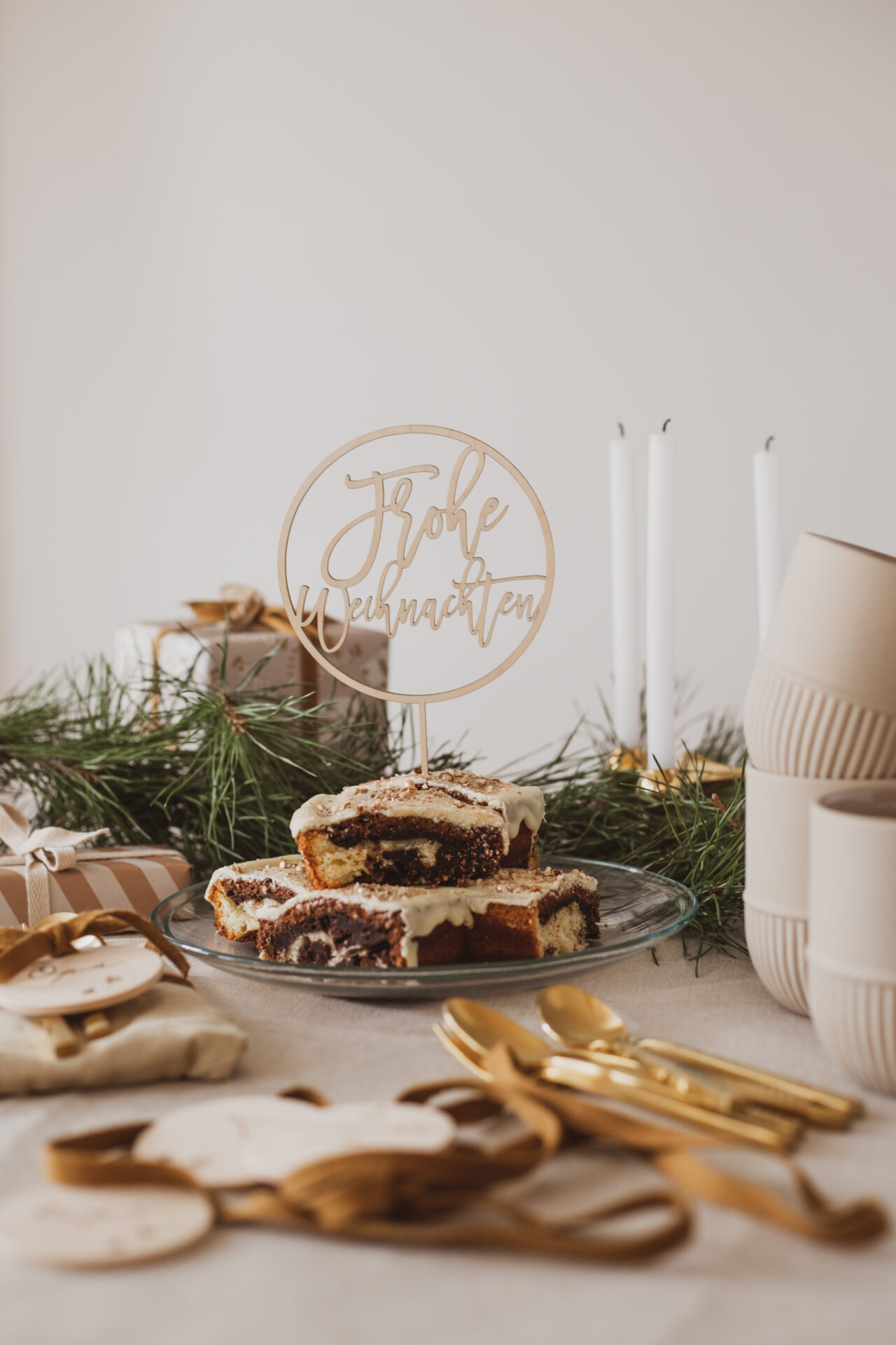 Auf diesem Bild sieht man einen Frohe Weihnachten Cake Topper in einem Kuchenstück.