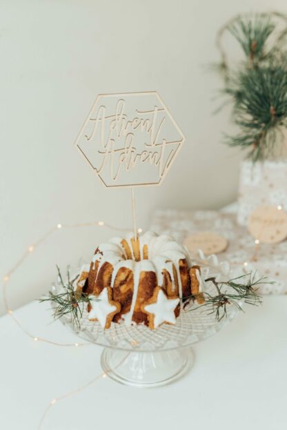 Auf diesem Bild sieht man einen Kuchen mit einem Advent Advent Cake Topper.