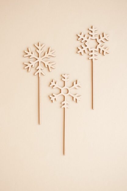 Auf diesem Bild sieht man ein Winter Cake Topper Set mit Schneeflocken zu Weihnachten.