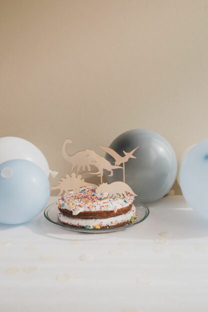 Kuchenstecker Dino Set im Kuchen für einen Jungen Geburtstag.