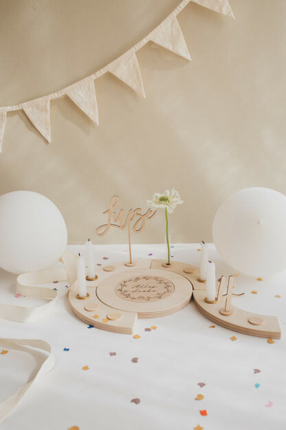 Auf diesem Bild sieht man einen Geburtstagskranz aus Holz zum vierten Geburtstag von einem Mädchen mit dem Luise.
