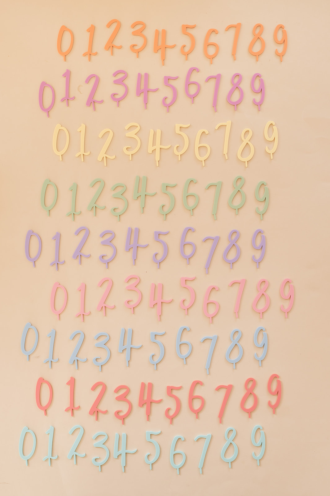 Auf diesem Bild sieht man bunten Zahlenstecker für den Geburtstagskranz.