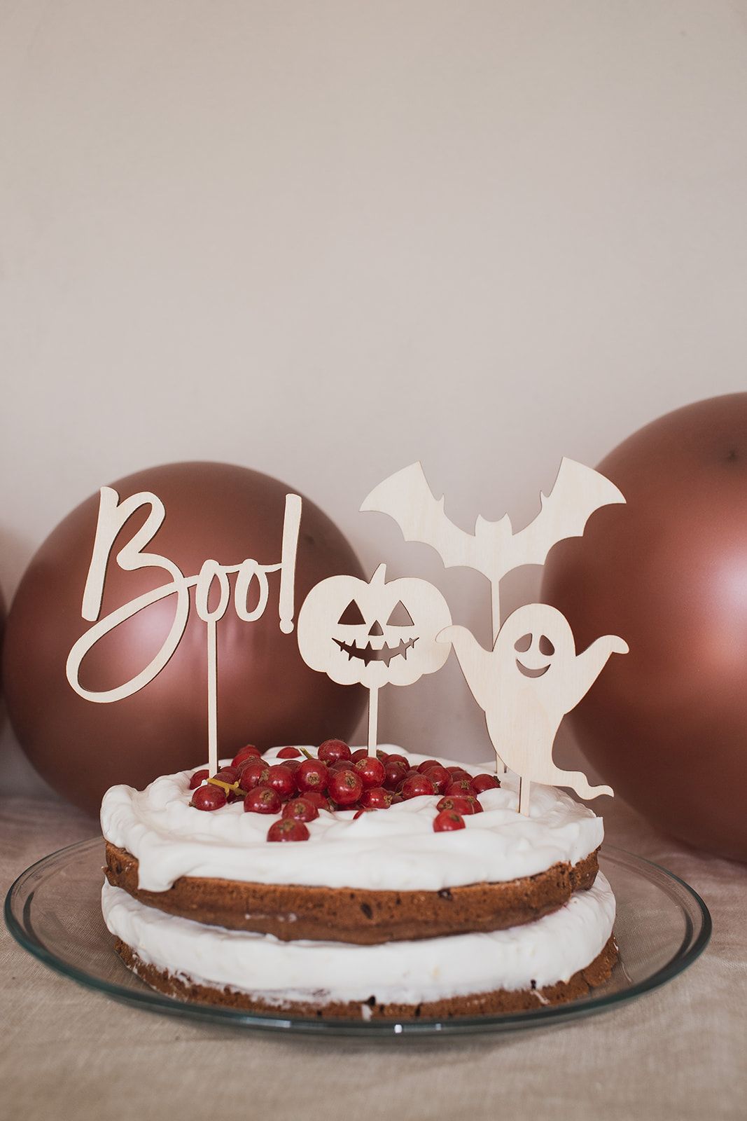 Halloween Kuchenstecker Set mit einem Gespenst, Kürbis und Fledermaus aus Holz.