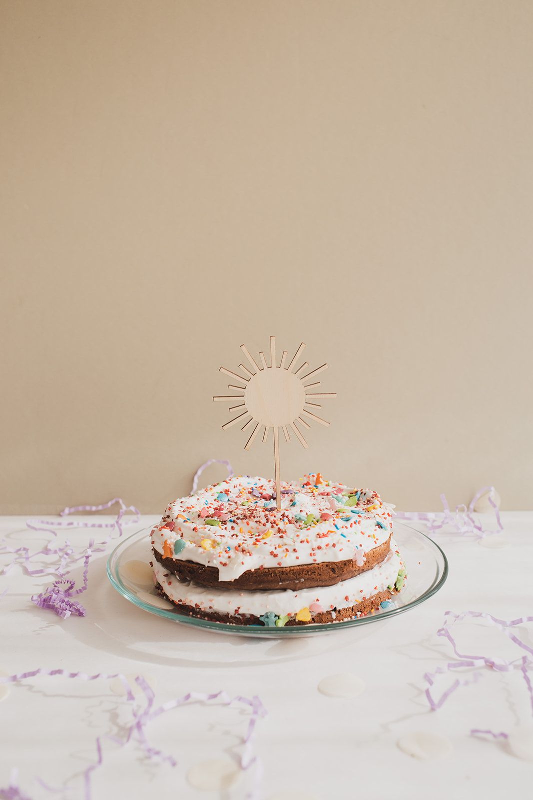 Kuchenstecker Sonne im Kuchen mit Streuseln dekoriert.