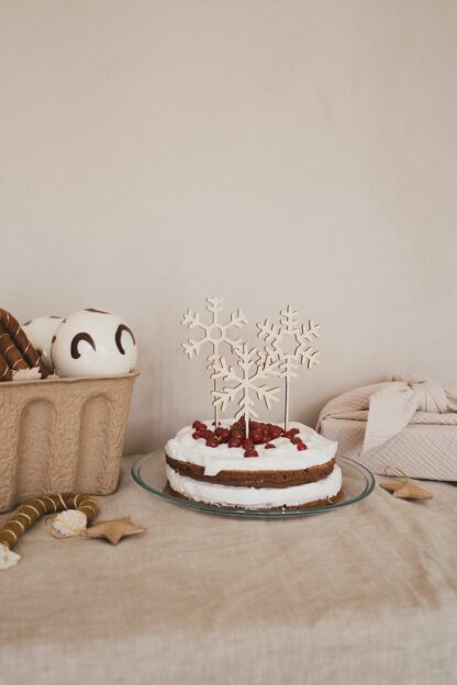 Kuchenstecker zu Weihnachten mit Schneeflocken.