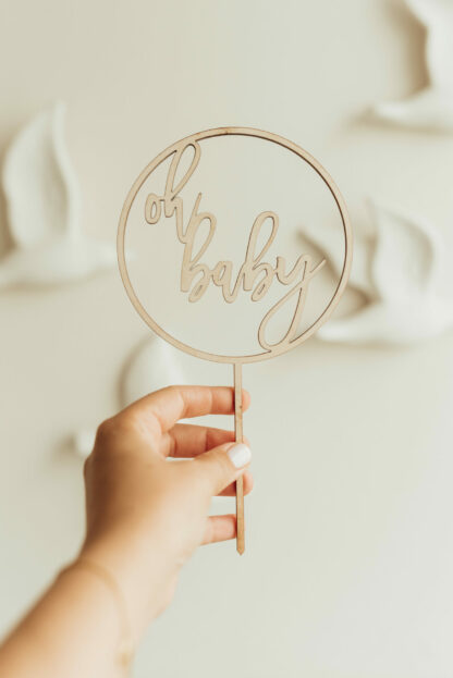 Auf diesem Bild sieht man einen Cake Topper mit oh baby für eine Babyparty.