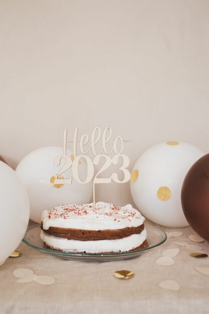 Silvester Cake Topper mit dem Schriftzug Hello 2023.