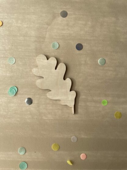 Ein Eichenblatt als Stecker für den Geburtstagskranz aus Holz.