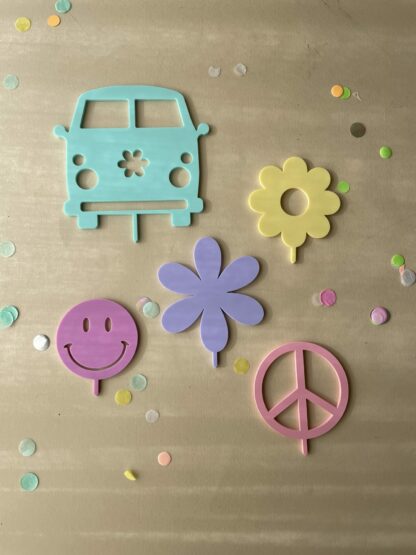 Auf diesem Bild sieht man einen Bulli, Smiley, Peace Zeichen und Blumen aus Acryl für den Geburtstagskranz.
