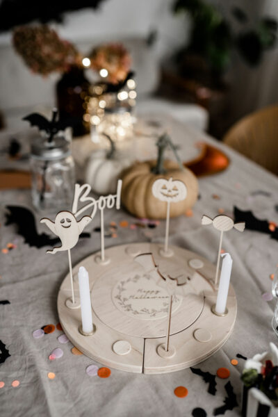 Unser Geburtstagskranz passend dekoriert zu Halloween. Ein bunt gedeckter Tisch mit Halloween-Figuren im Holzkranz.