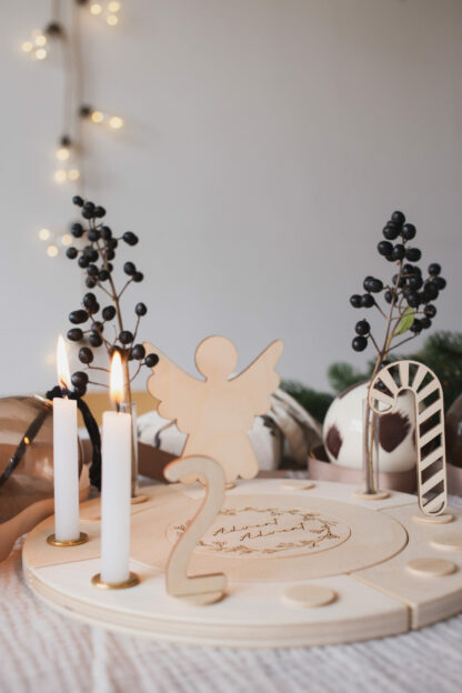 Schlichter Adventskranz in natur aus Holz.