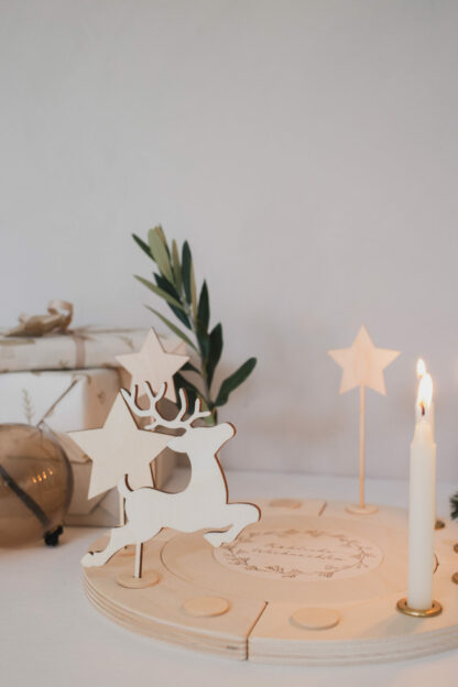 Ein Rentier Stecker aus Holz für den Adventskranz.