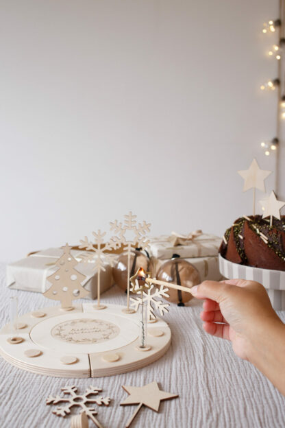 Adventskranz mit Wunderkerzen und Steckern aus Holz.