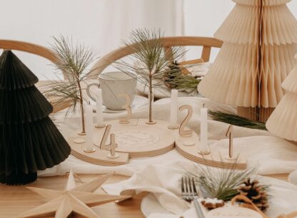 Adventskranz Zahlen aus Holz als Tischdeko für Weihnachten.
