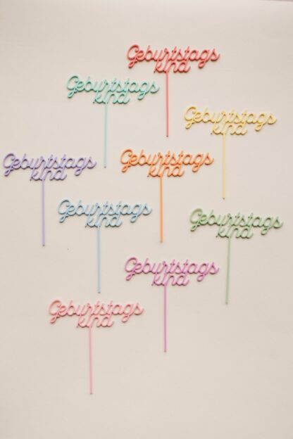 Bunte Geburtstagskind Cake Topper aus Acryl.