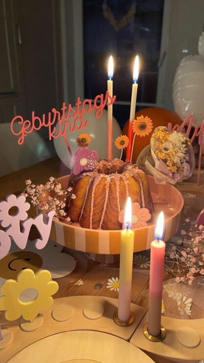 Geburtstagskind Cake Topper in bunt aus Acryl.