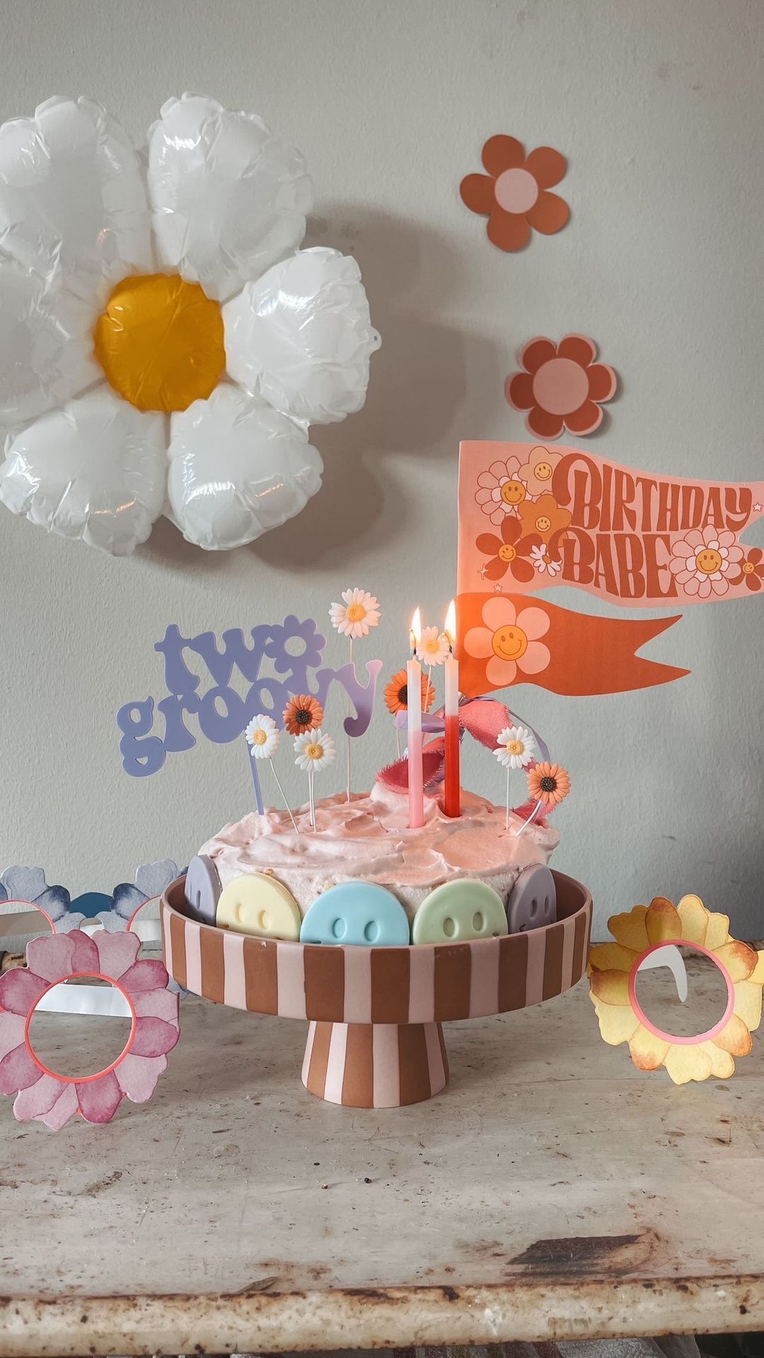 Cake Topper zum zweiten Geburtstags two groovy aus Acryl.