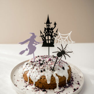 Cake Topper Halloween Set mit einer Hexe, Spinne, Spinnennetz und einem Gruselhaus.