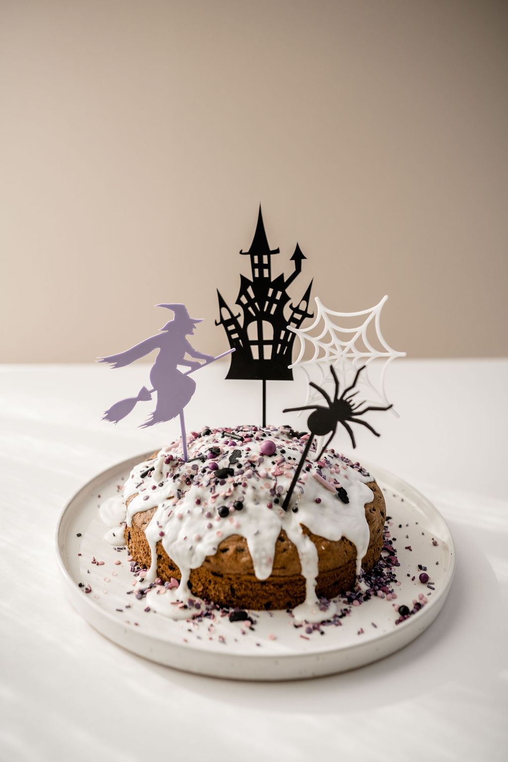 Cake Topper Halloween Set mit einer Hexe, Spinne, Spinnennetz und einem Gruselhaus.